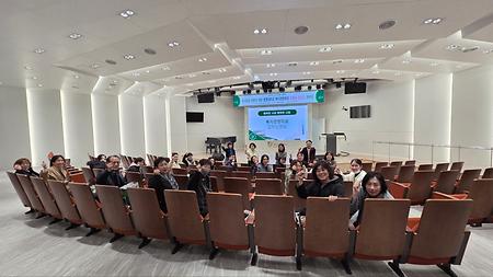 2026학년도 수시모집 지원자 대상 복지경영학과 입학설명회입니다. 교수님께서 설명을 하고 계시고, 수시지원자와 학생회 분들이 함께 설명회를 듣고 있습니다.